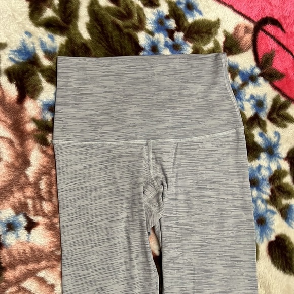 🍋Lululemon Gray Women’s Mesh Lined Leggings. Size 2. 12” Waist. Scalloped Hem - Picture 3 of 6